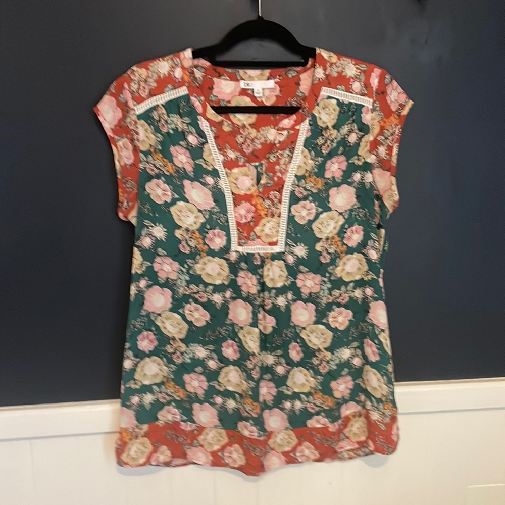 Floral short-sleeve blouse. Size M.